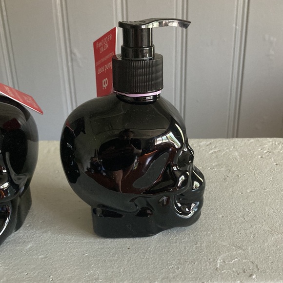 NWT 2 Pomegranate Vanilla Scented Black Skull 💀 Decorative Hand Soap Pumps 17.2 - Picture 8 of 17